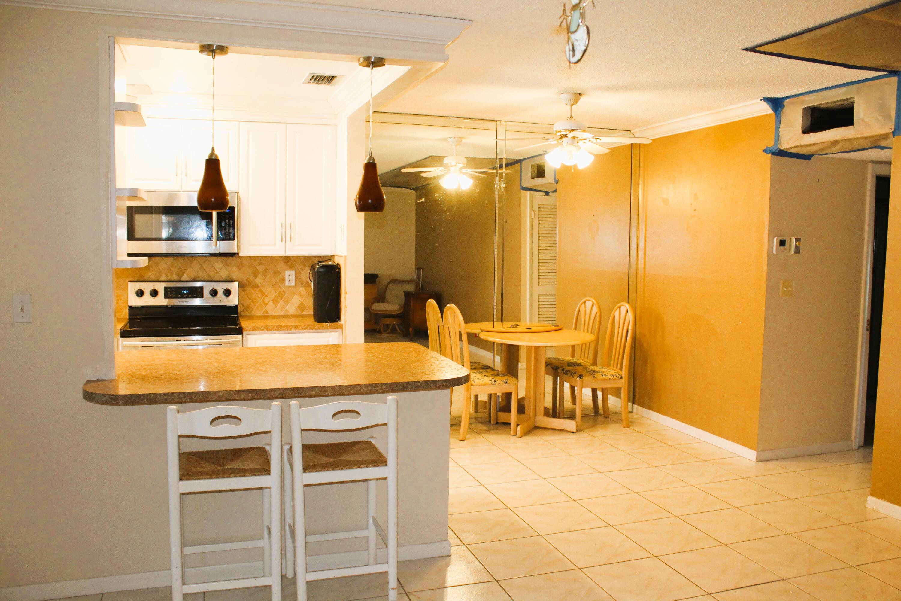 455 High Point Boulevard, Unit D Delray Beach, FL 33445 - Photo 3 of 18 Kitchen