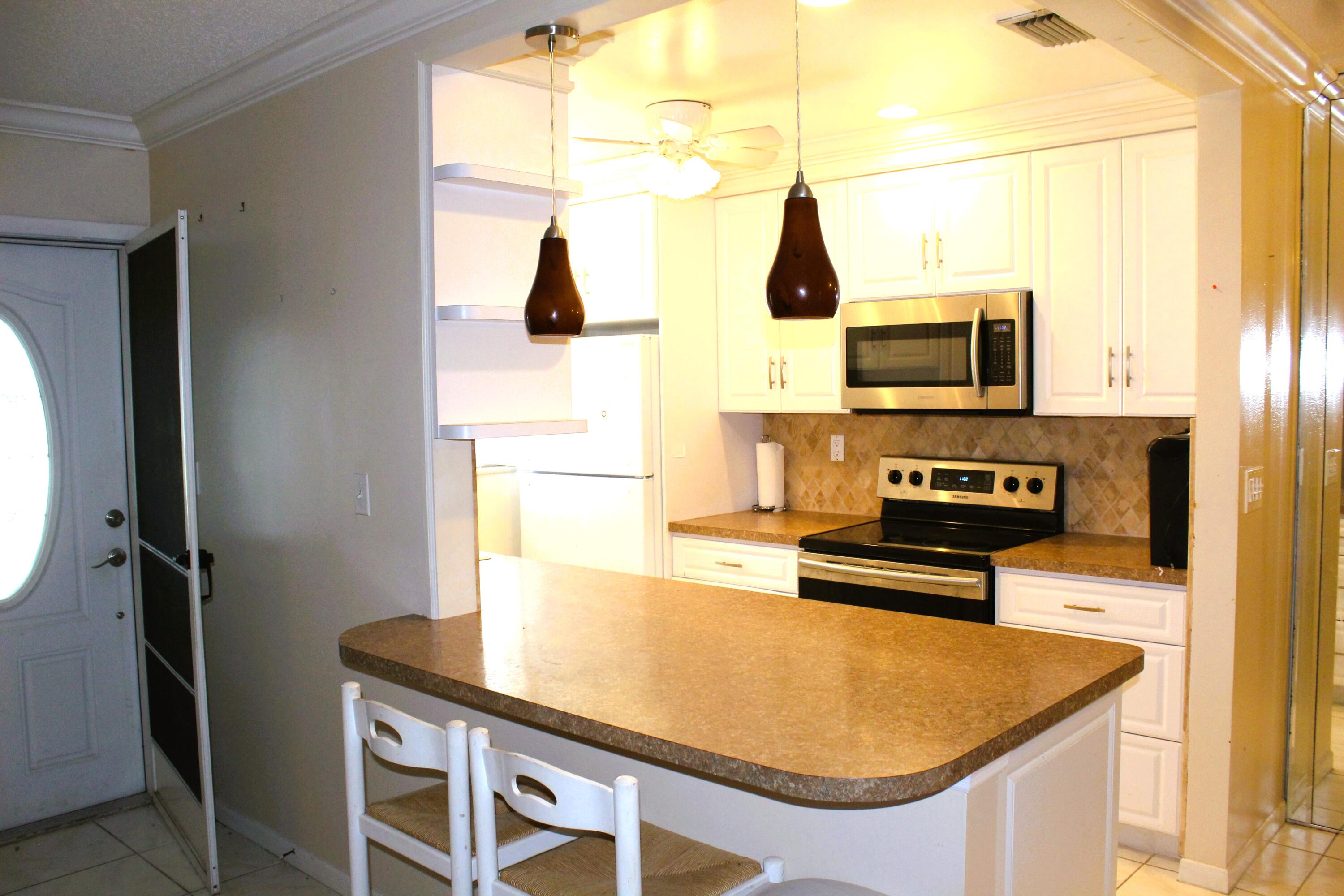 455 High Point Boulevard, Unit D Delray Beach, FL 33445 - Photo 4 of 18 Kitchen