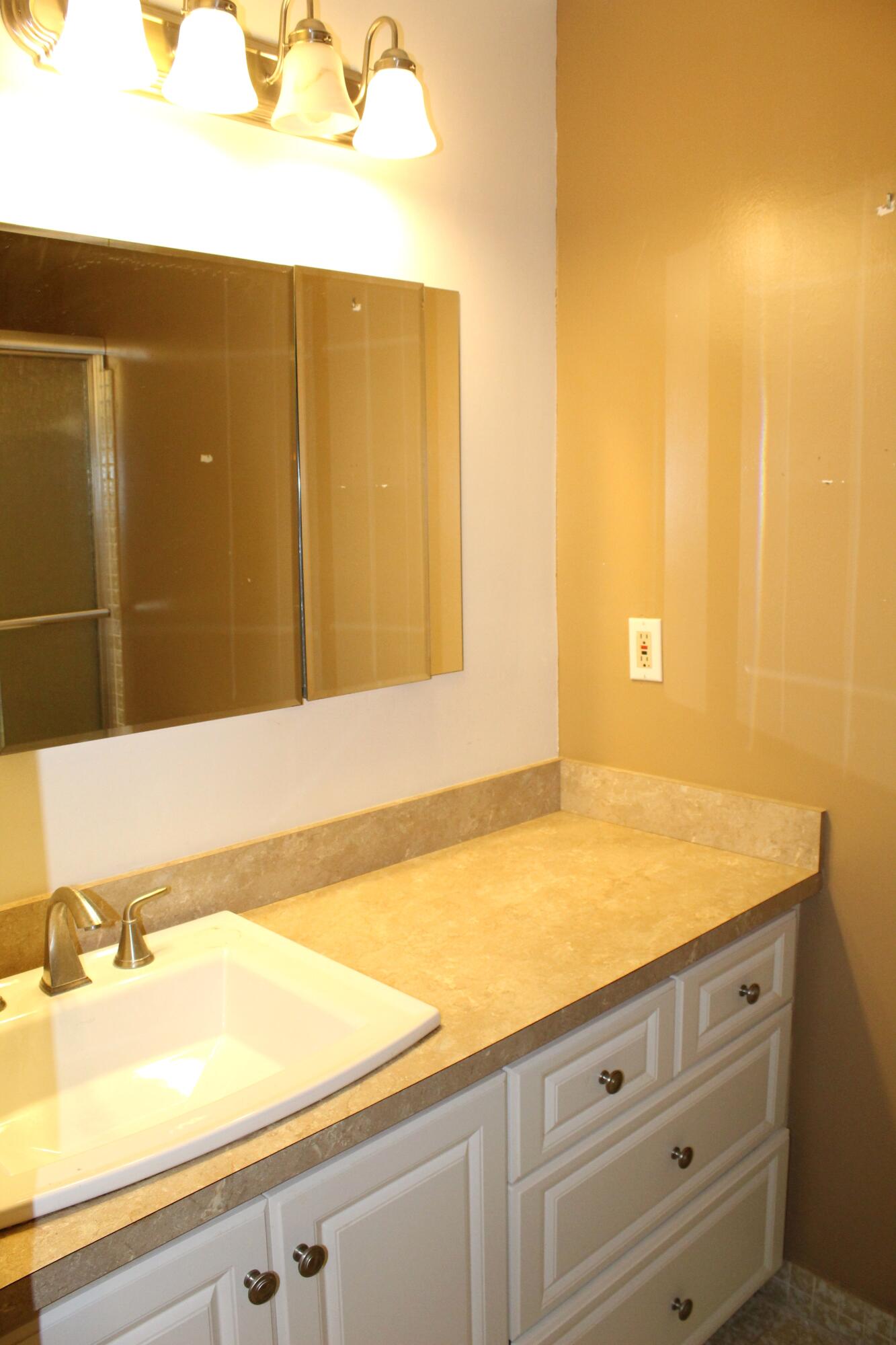 455 High Point Boulevard, Unit D Delray Beach, FL 33445 - Photo 9 of 18 Guest Bathroom