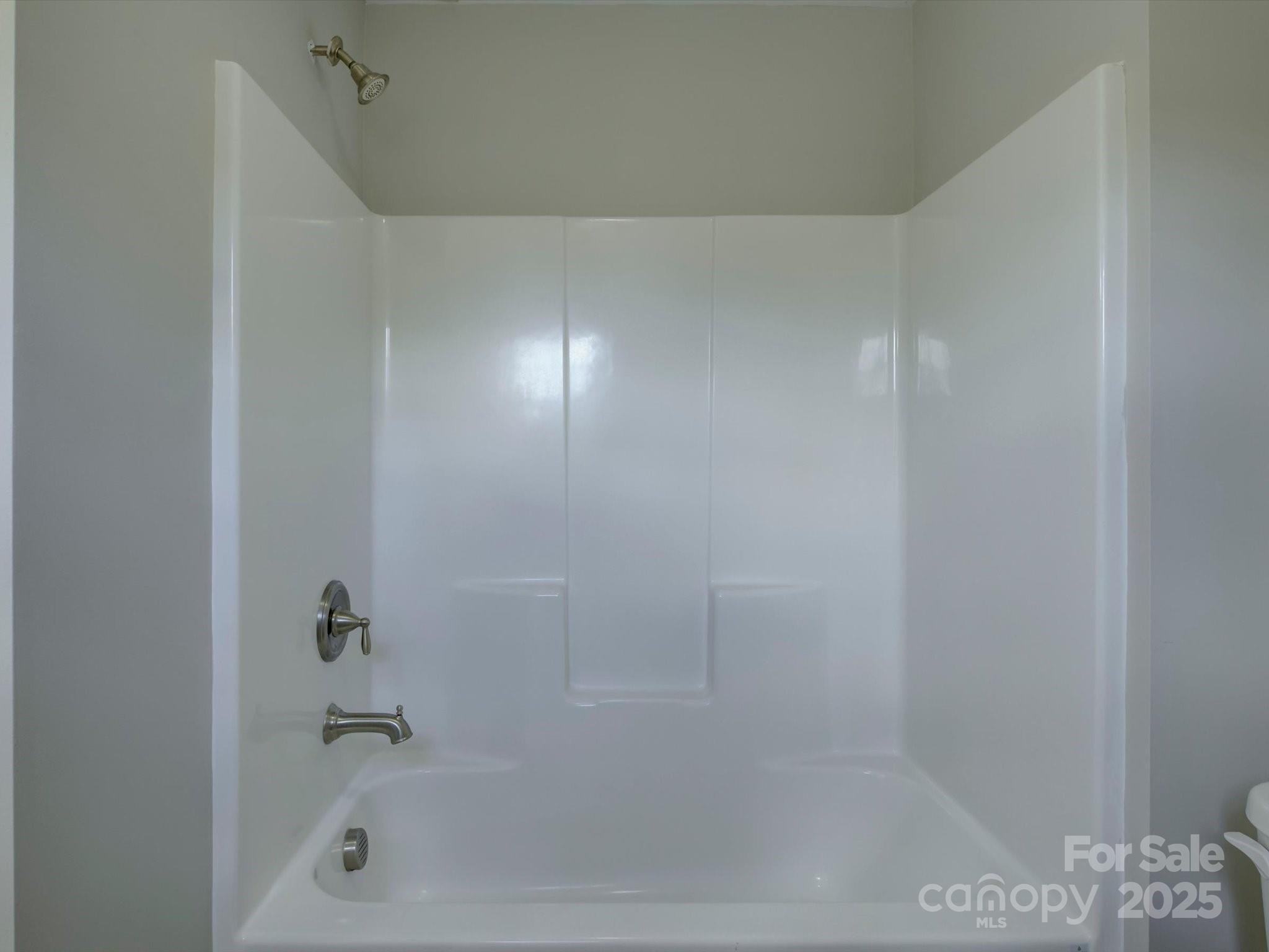 1454 King Road York, SC 29745 - Photo 21 of 34 a bathroom with a bathtub