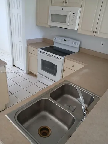 $2,600 | 1958 Southwest 60th Terrace, Unit 1958, North Lauderdale, FL 33068