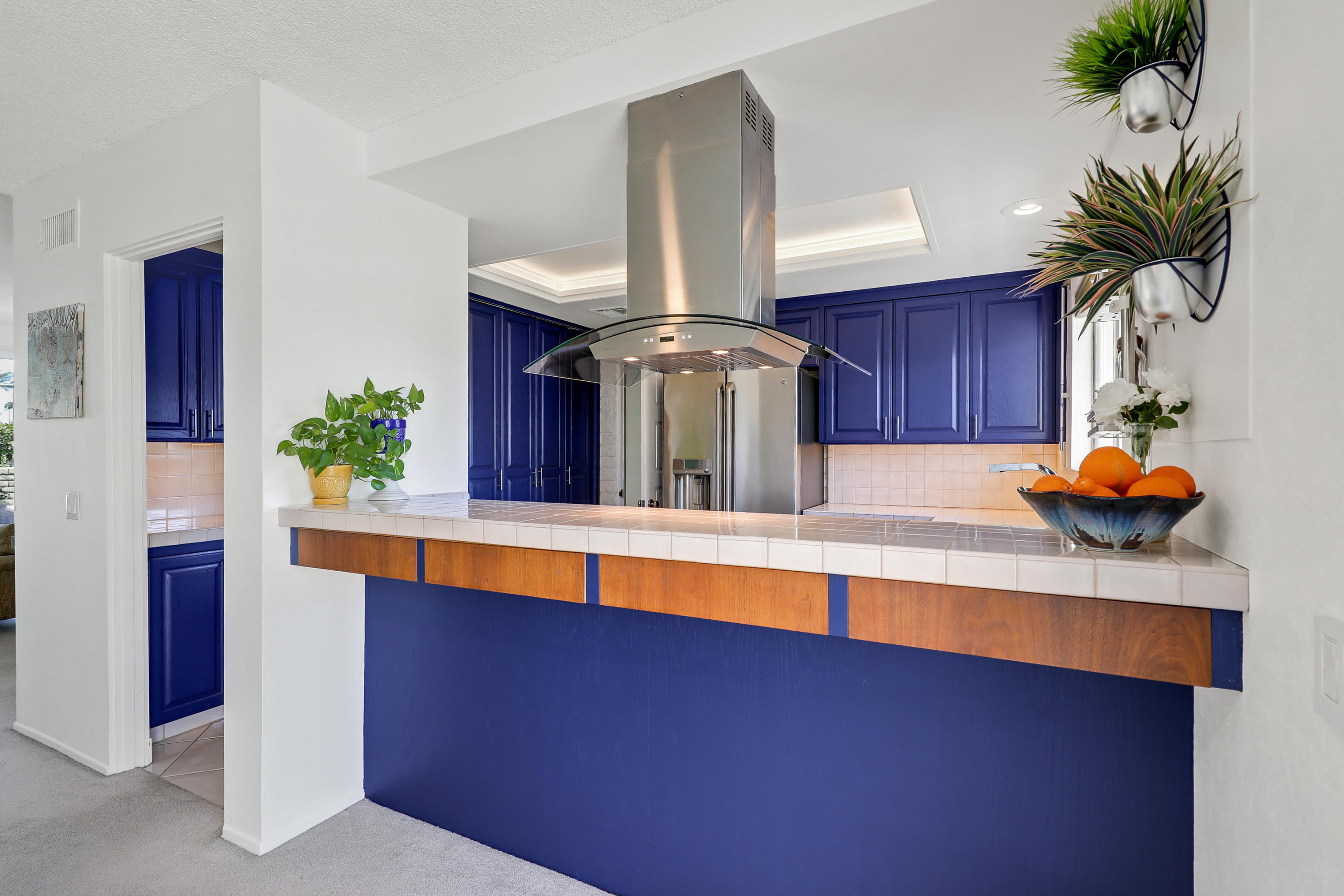 45204 Ave Codorniz Indian Wells, CA 92210 - Photo 11 of 36 a view of living room with furniture and potted plant