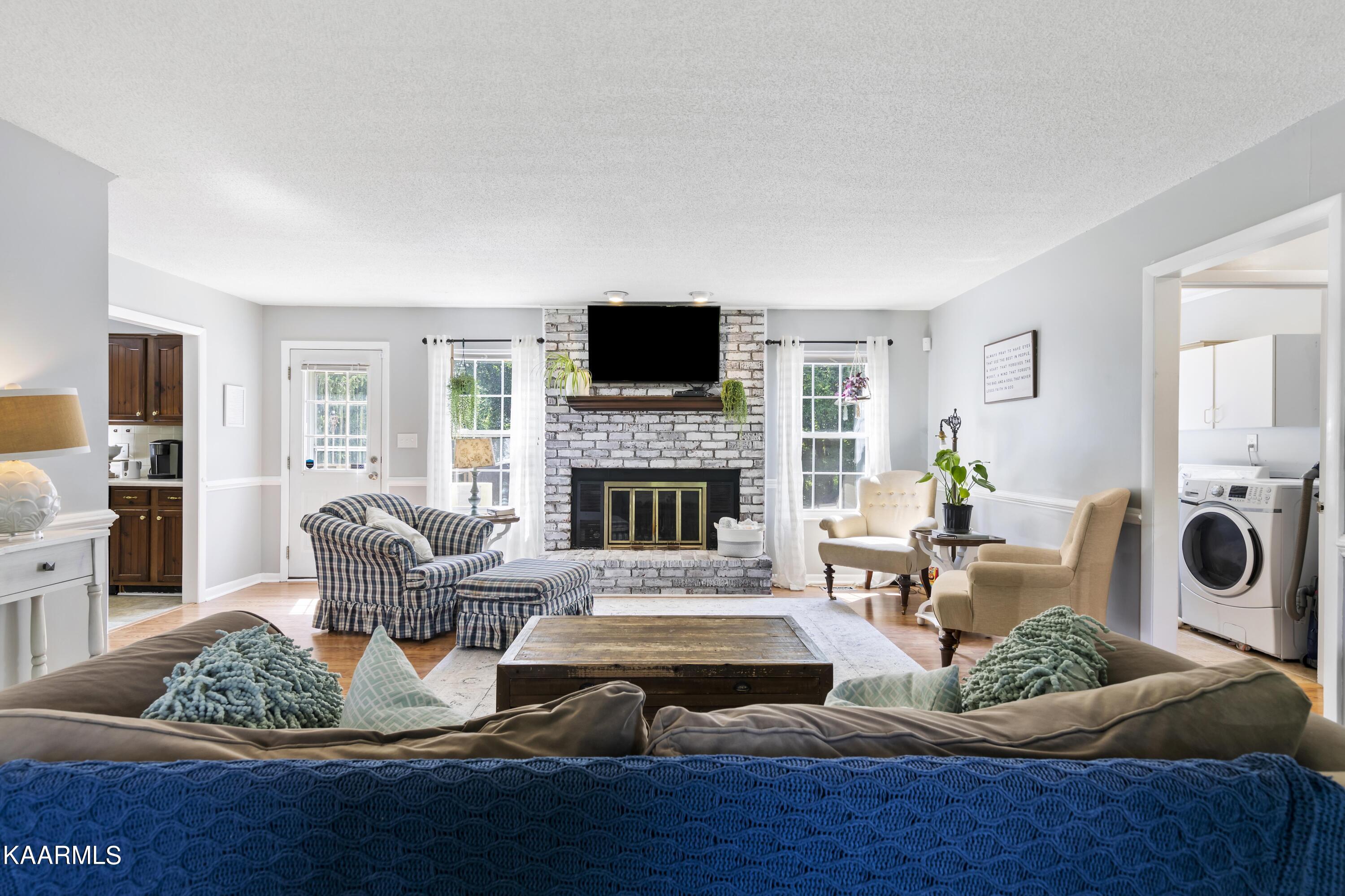 2000 Bishops Bridge Road Knoxville, TN 37922 - Photo 3 of 20 Living Room