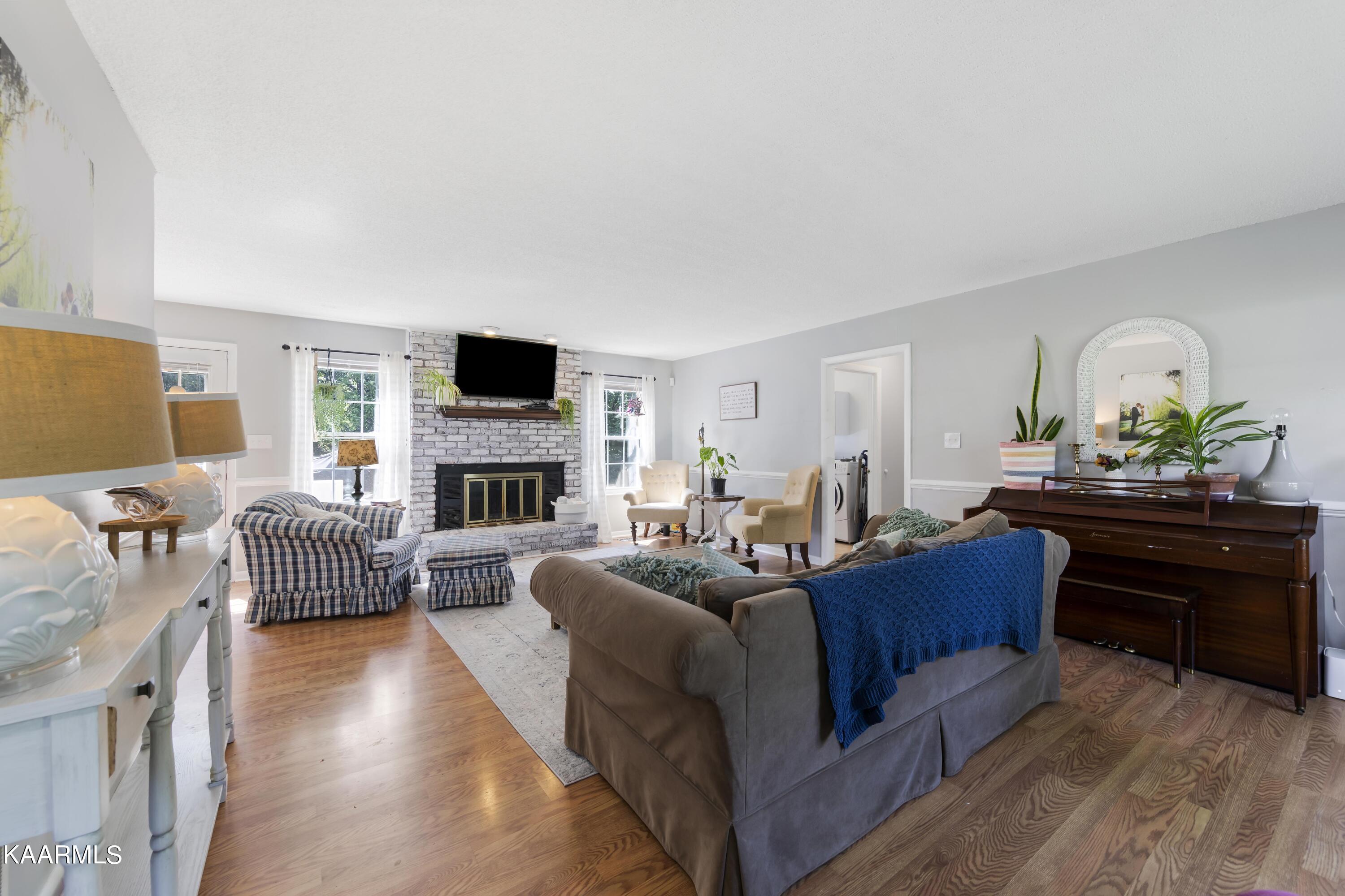 2000 Bishops Bridge Road Knoxville, TN 37922 - Photo 4 of 20 Living Room