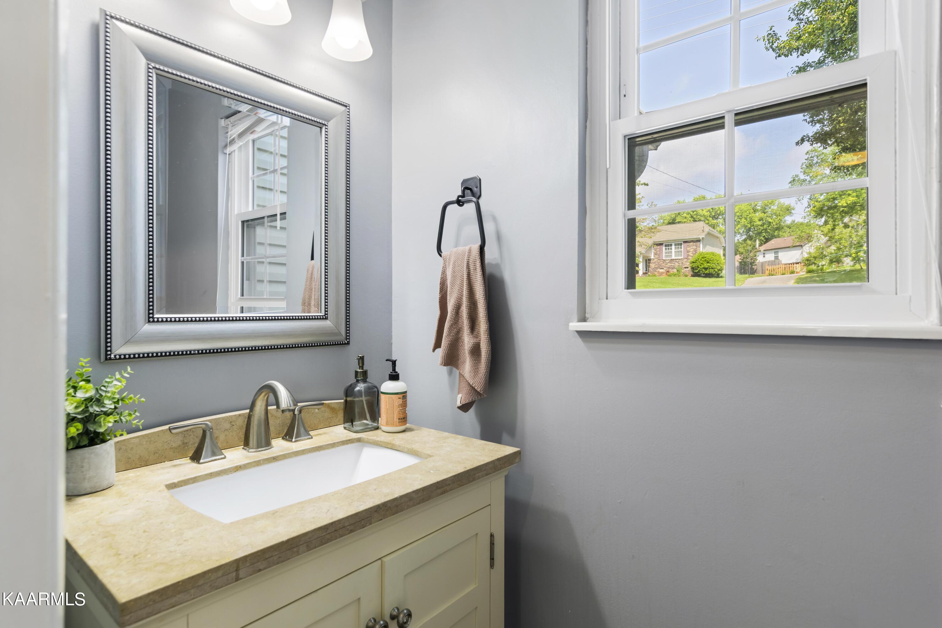 2000 Bishops Bridge Road Knoxville, TN 37922 - Photo 9 of 20 Half Bathroom