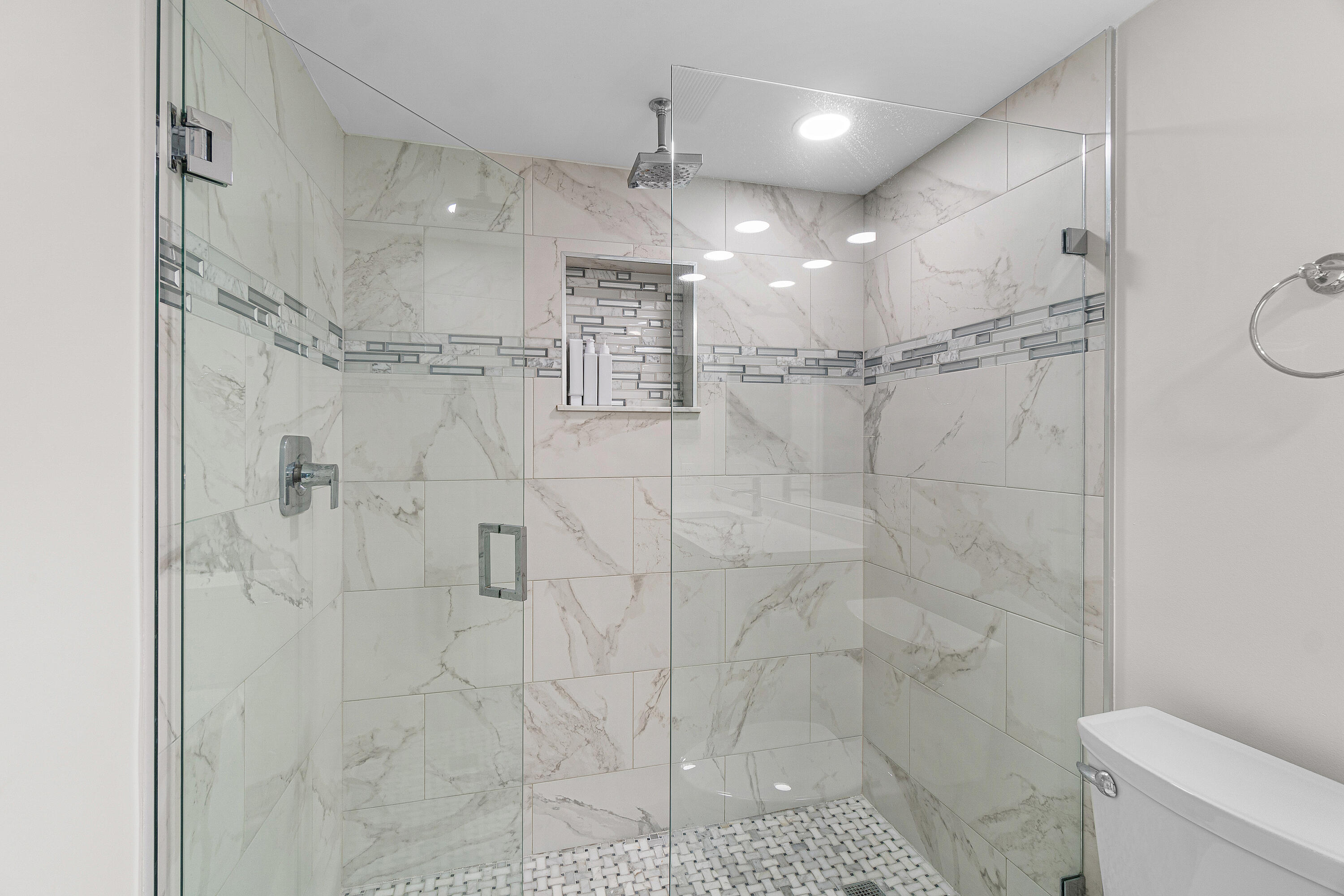 7768 Lakeside Boulevard, Unit 533 Boca Raton, FL 33434 - Photo 17 of 29 Primary Bath