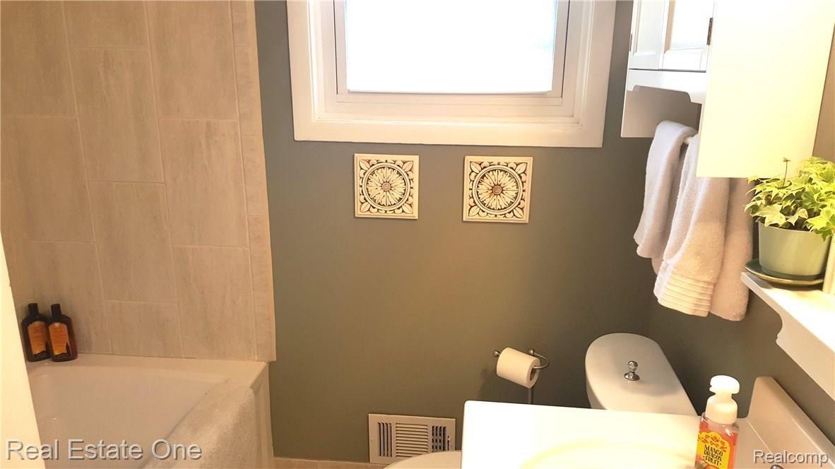 231 Reitman Court Rochester, MI 48307 - Photo 17 of 26 20170327_102632.jpg