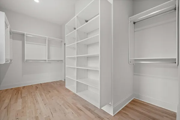 $999,900 | W248-n2151 Kettle Cove Court, Pewaukee, WI 53072