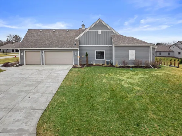 $999,900 | W248-n2151 Kettle Cove Court, Pewaukee, WI 53072