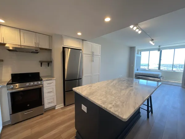 $1,995 | 14 Lockwood Drive, Unit 5L, Charleston, SC 29401