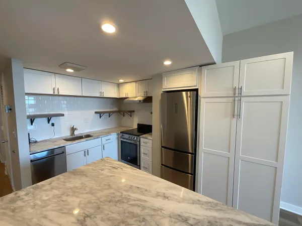 $1,995 | 14 Lockwood Drive, Unit 5L, Charleston, SC 29401