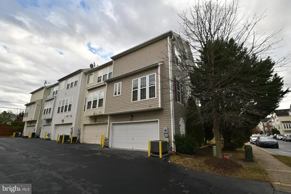 $3,200 | 5027 Village Fountain Place, Centreville, VA 20120