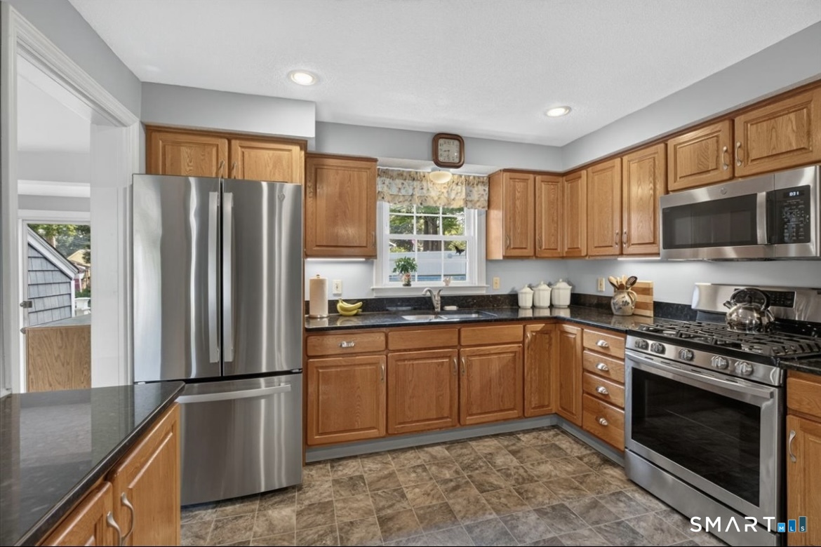 127 Helaine Road Manchester, CT 06042 - Photo 2 of 35