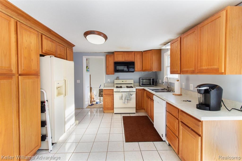 21800 Bell Road New Boston, MI 48164 - Photo 4 of 30
