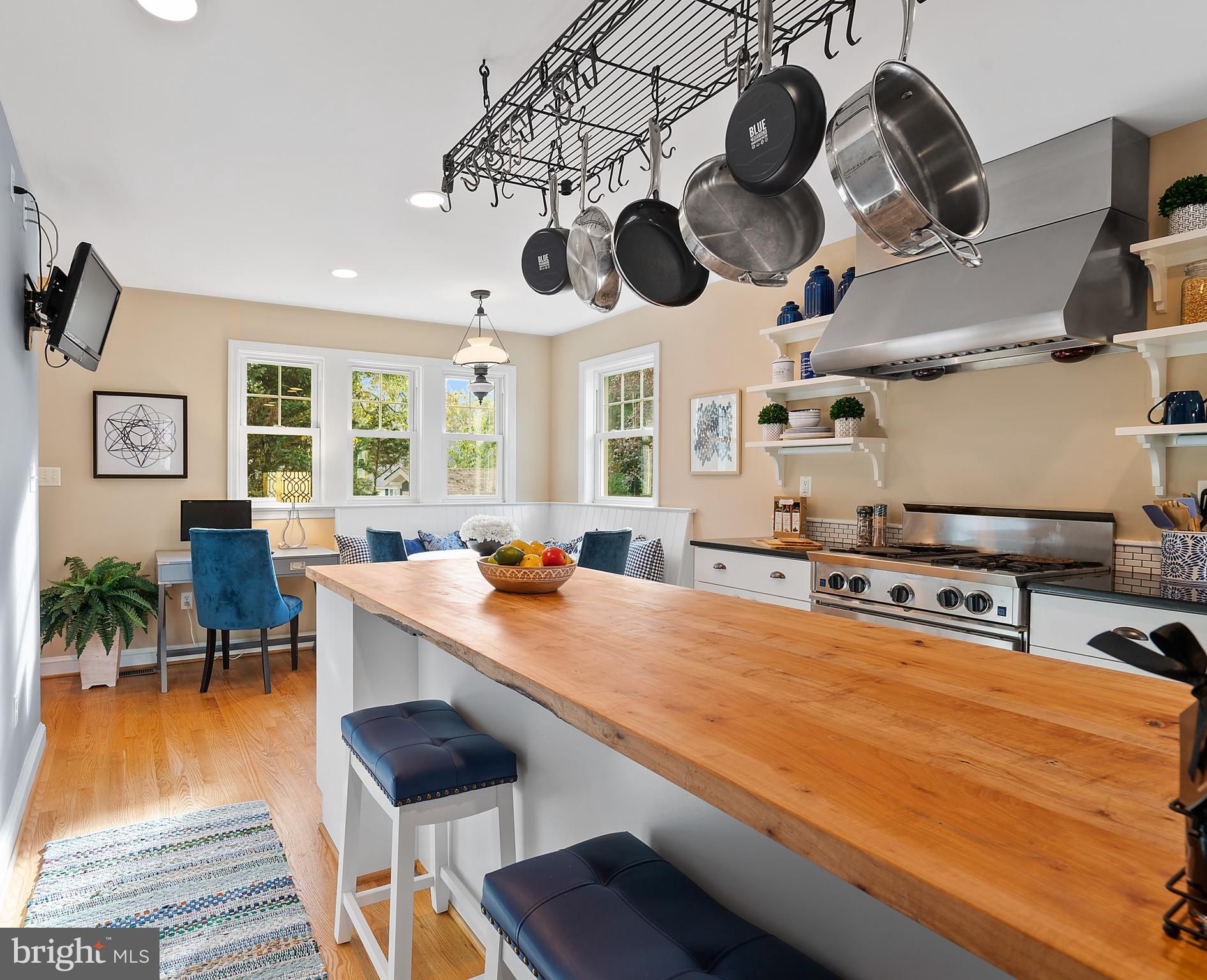 9100 Warren Street Silver Spring, MD 20910 - Photo 22 of 67 ISLAND HAS ROOM FOR CASUAL DINING