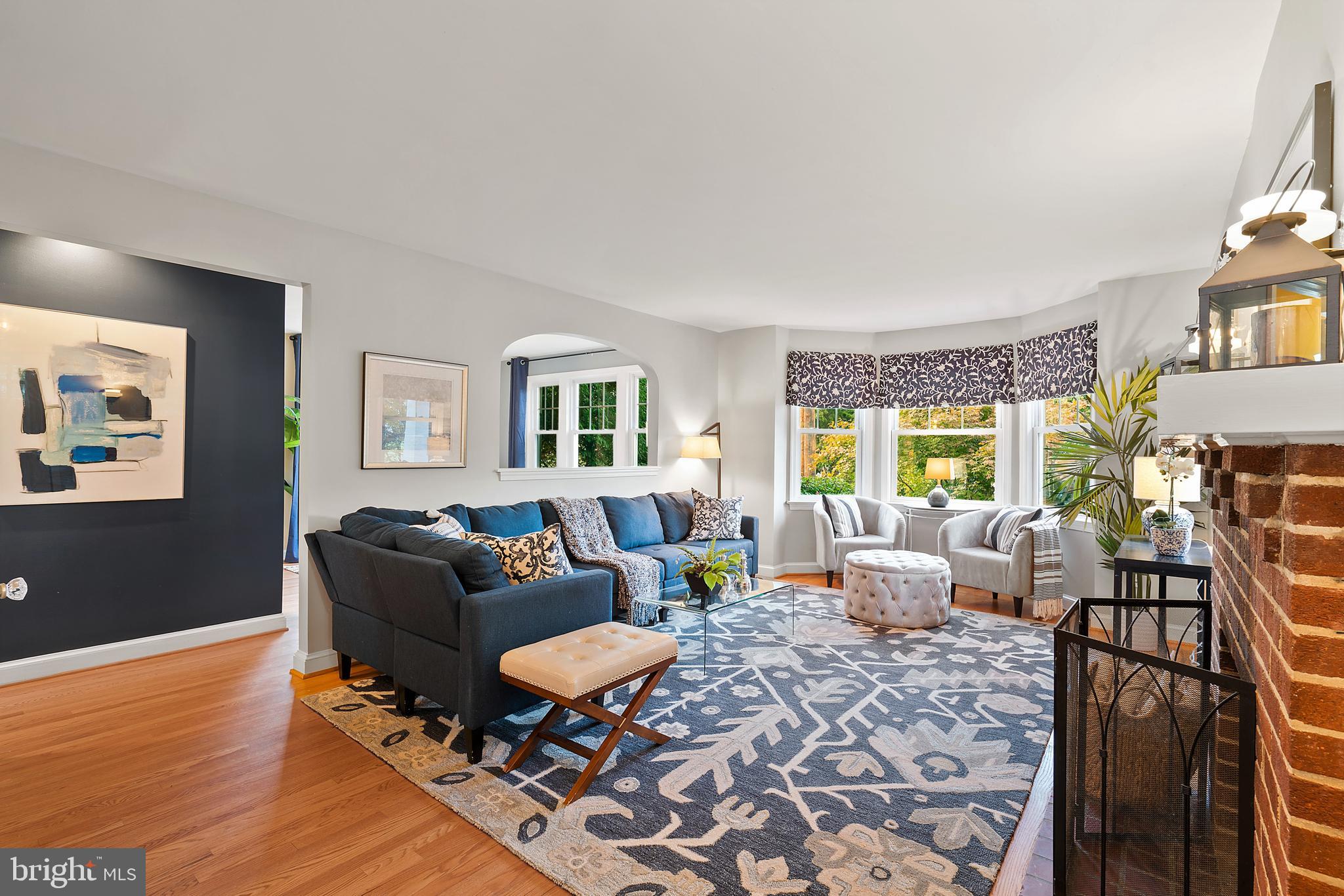 9100 Warren Street Silver Spring, MD 20910 - Photo 10 of 67 PLENTY OF ROOM FOR SEATING WITH BAY WINDOW