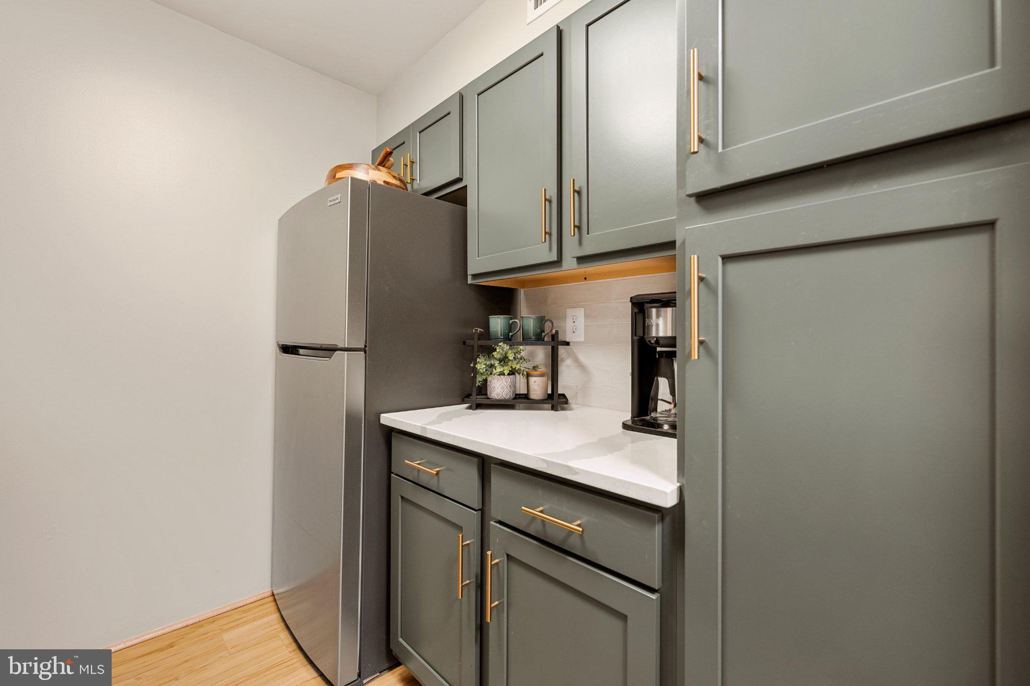 5809 Cove Landing Road, Unit 303 Burke, VA 22015 - Photo 3 of 27 Beautiful Updated Kitchen
