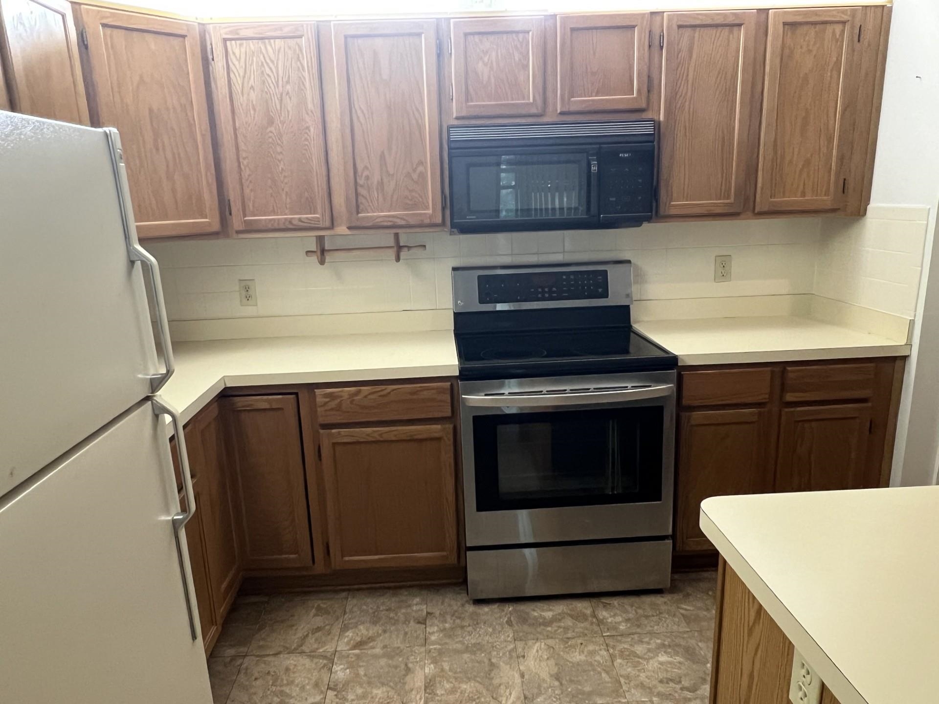 10 Santiago Court St. Augustine, FL 32086 - Photo 5 of 7 a kitchen with a stove and a microwave