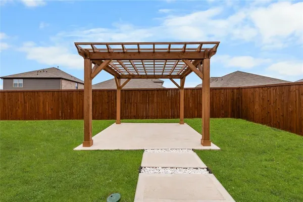 $2,450 | 544 Hickory Rdg Drive, Van Alstyne, TX 75495