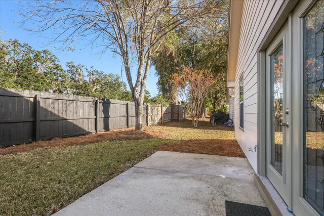 a view of a backyard