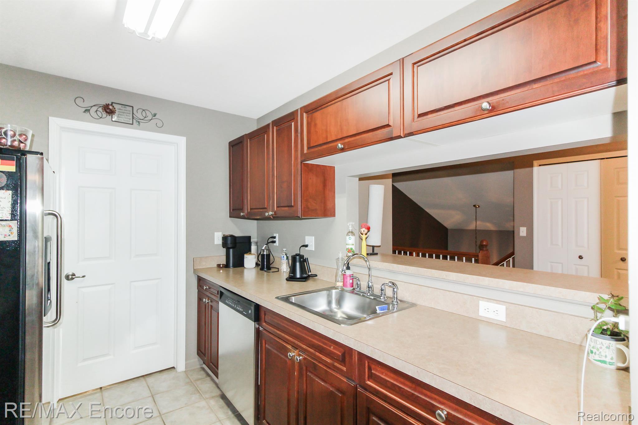 3464 Tremonte Circle Rochester, MI 48306 - Photo 7 of 21 Kitchen with breakfast bar