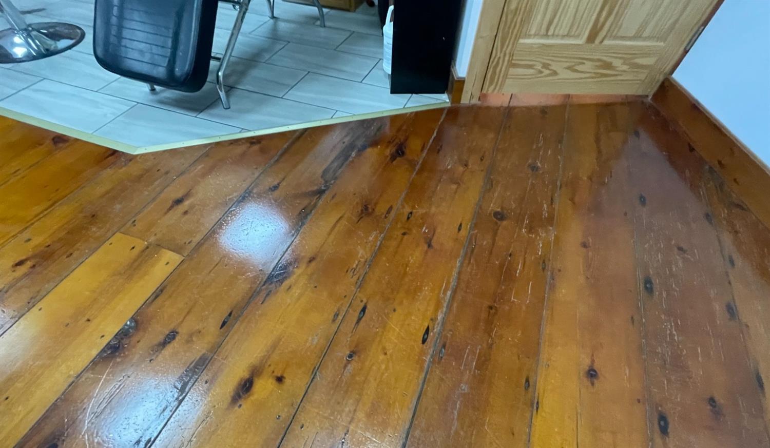 12302 Bennett Road Florence, IN 47020 - Photo 24 of 39 Flooring in salon