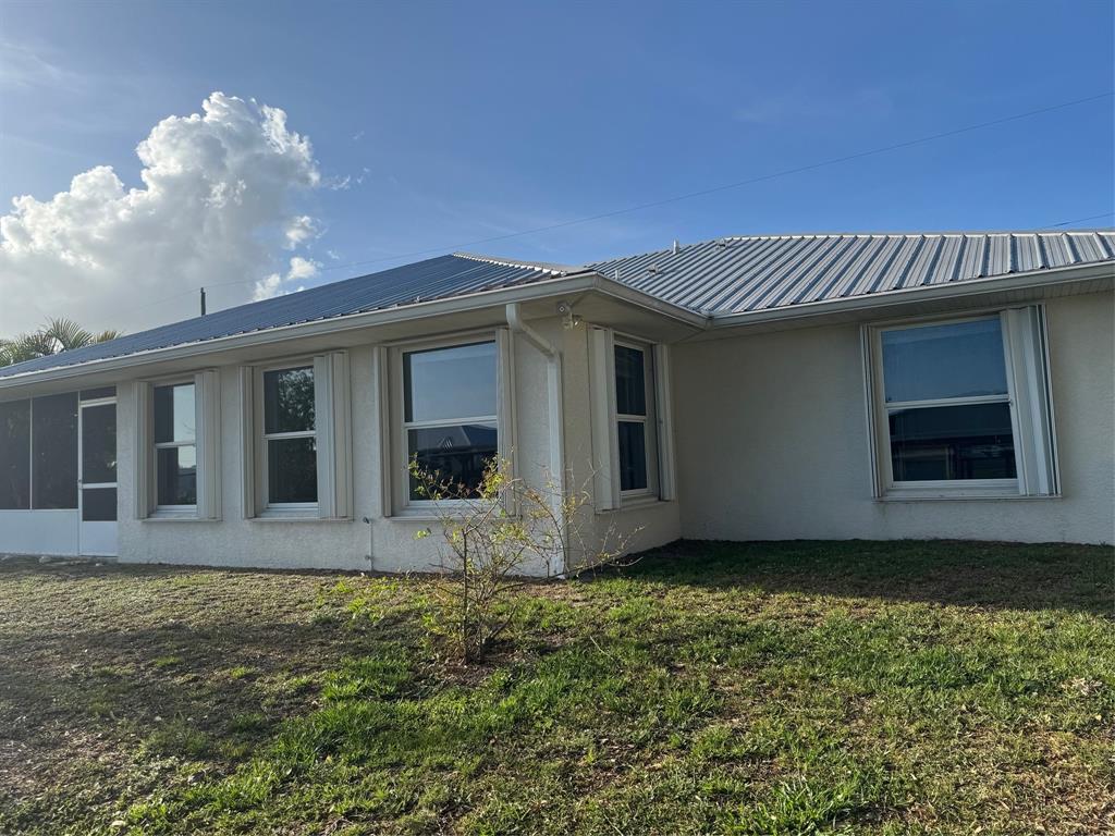 2422 Southeast 33rd Street Okeechobee, FL 34974 - Photo 10 of 32 a front view of house with yard
