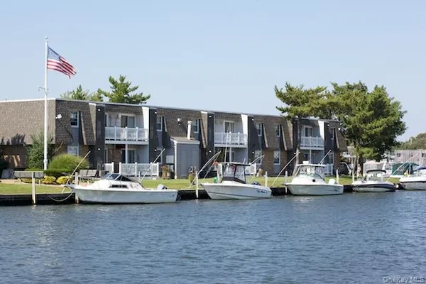 $2,450 | 10 Mainsail Drive, Unit 110, Patchogue, NY 11772