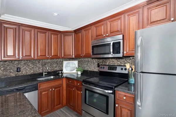 $2,450 | 10 Mainsail Drive, Unit 110, Patchogue, NY 11772