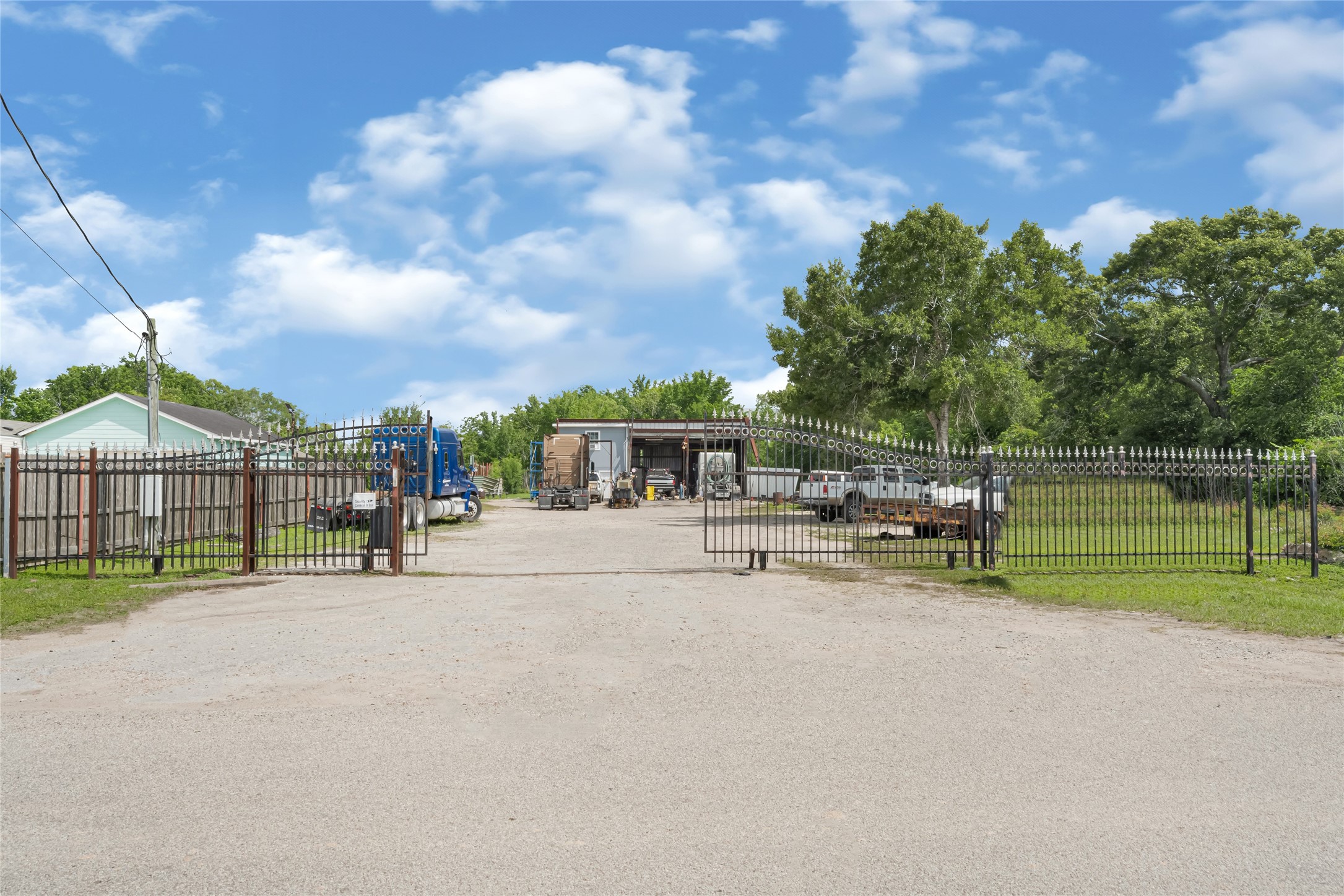 811 Coen Road Rosharon, TX 77583 - Photo 12 of 23 a view of a house with pool and a yard
