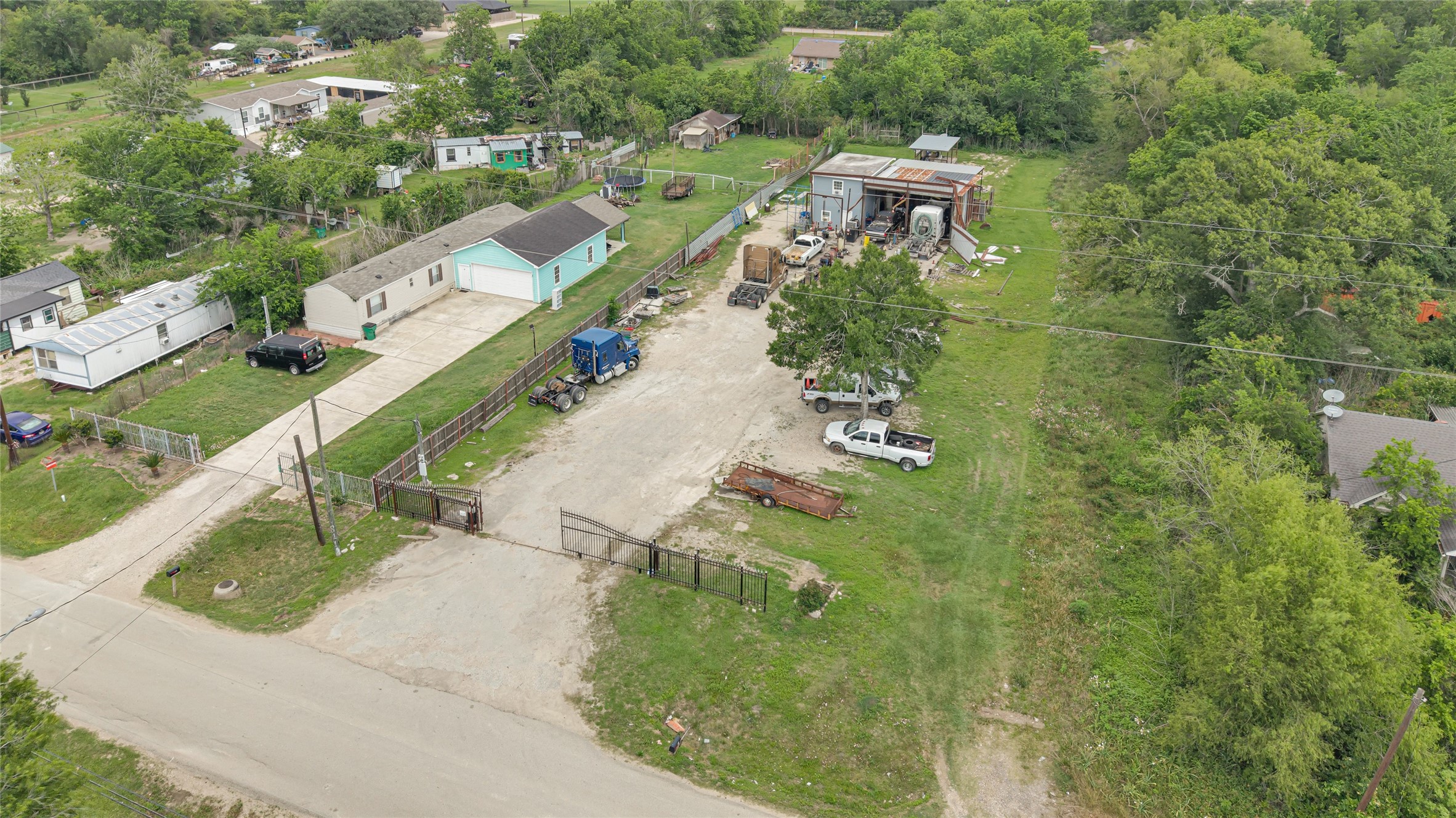 811 Coen Road Rosharon, TX 77583 - Photo 3 of 23