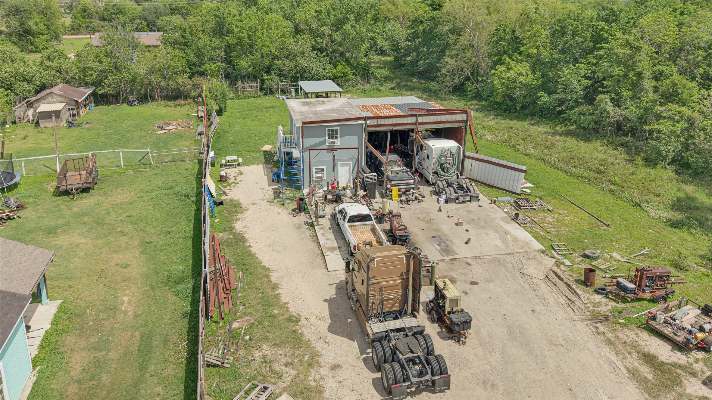 811 Coen Road Rosharon, TX 77583 - Photo 8 of 23 a view of a swimming pool with a patio