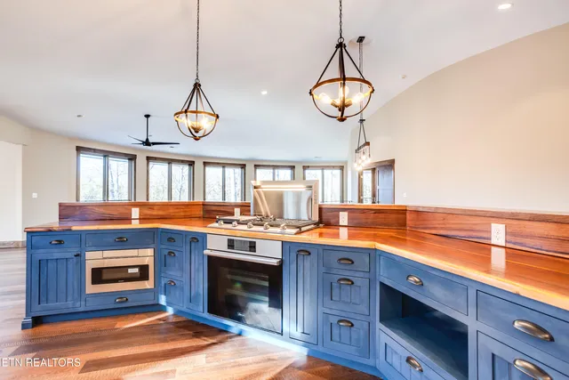 $1,700,000 | 194 Helms Ferry Road, Sharps Chapel, TN 37866