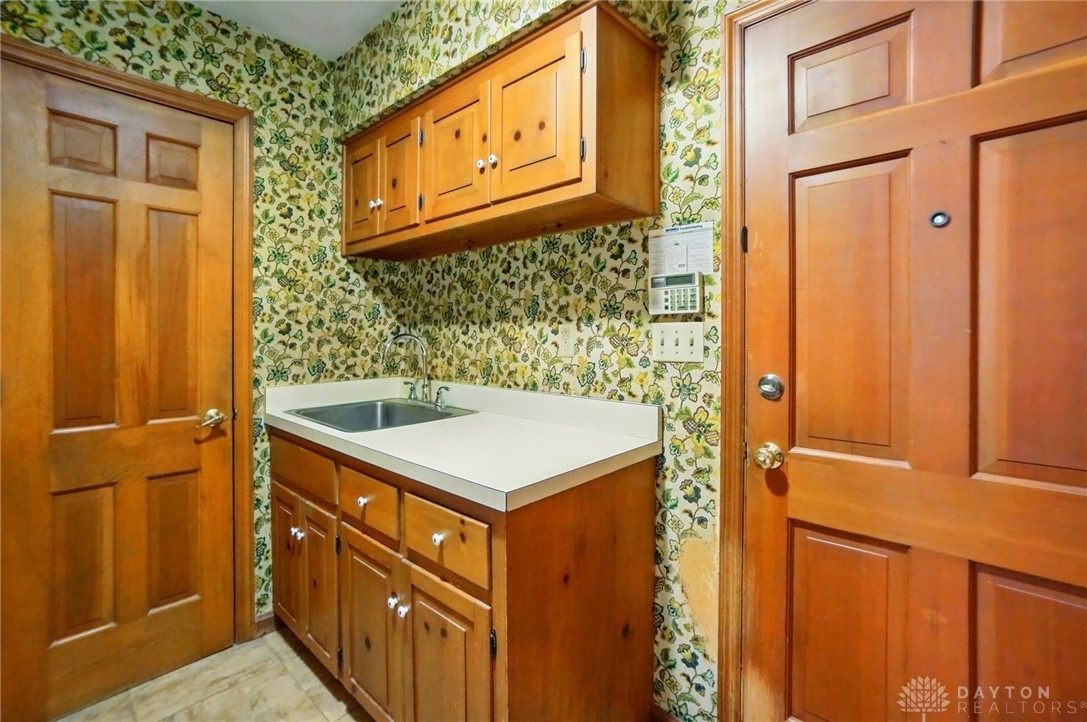 3483 Westbury Road Kettering, OH 45409 - Photo 21 of 43 mudroom, laundry and half bath