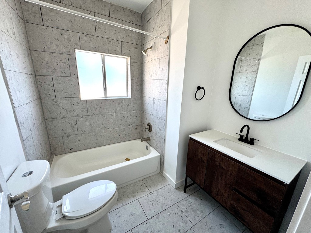 7 Hunt Street Houston, TX 77003 - Photo 18 of 23 a bathroom with a sink a toilet a mirror and bathtub