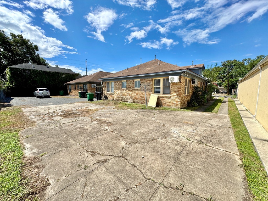 7 Hunt Street Houston, TX 77003 - Photo 22 of 23 a view of a house with a yard
