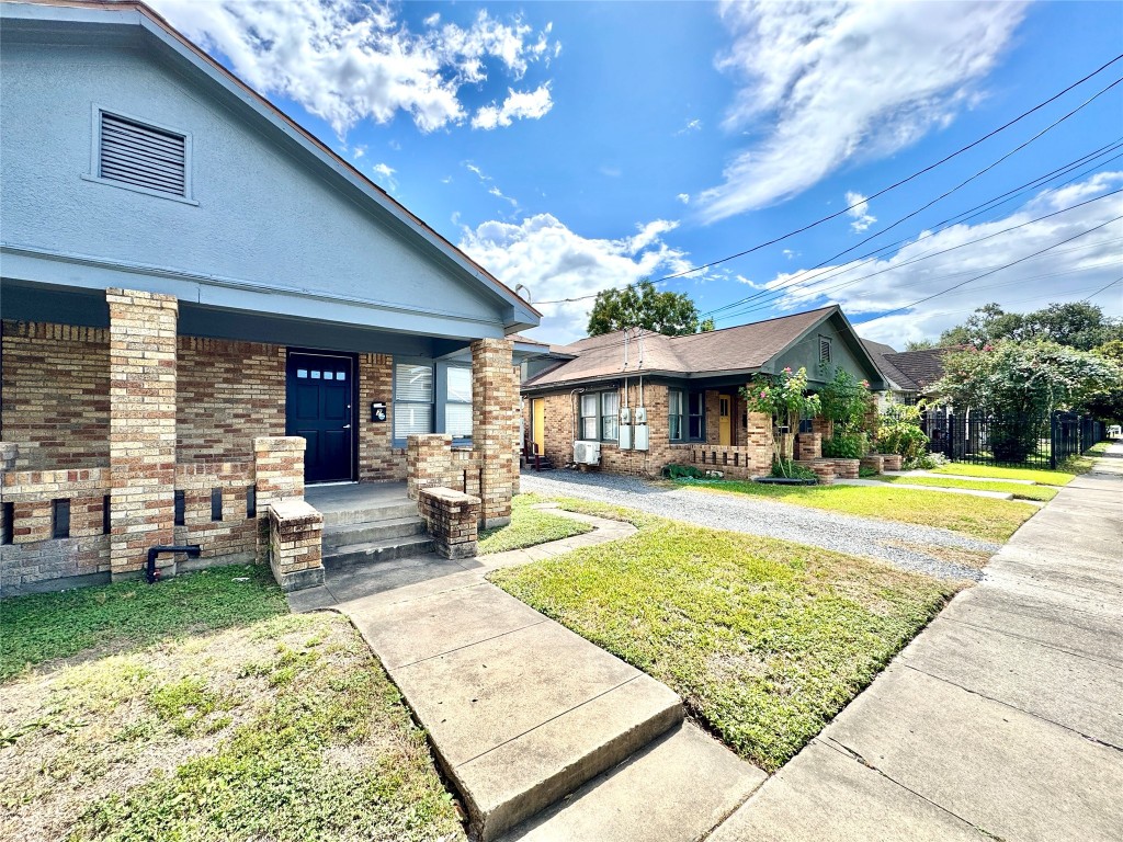 7 Hunt Street Houston, TX 77003 - Photo 23 of 23 a view of a house with swimming pool and sitting area