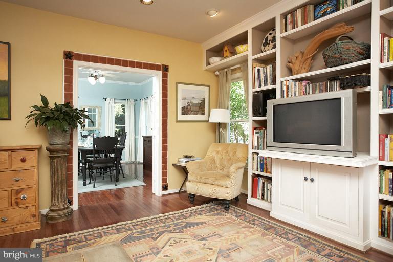 481 Tschiffely Square Road Gaithersburg, MD 20878 - Photo 13 of 30 Family Room