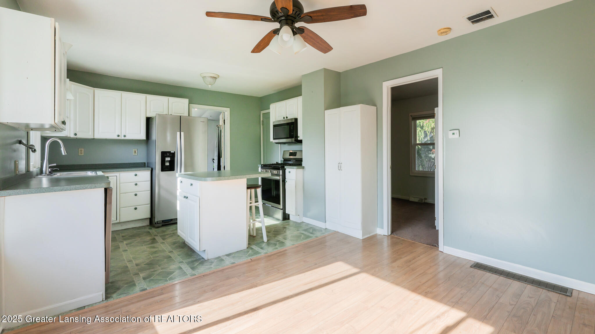724 East Cavanaugh Road Lansing, MI 48910 - Photo 7 of 24 724ECavanaugh07