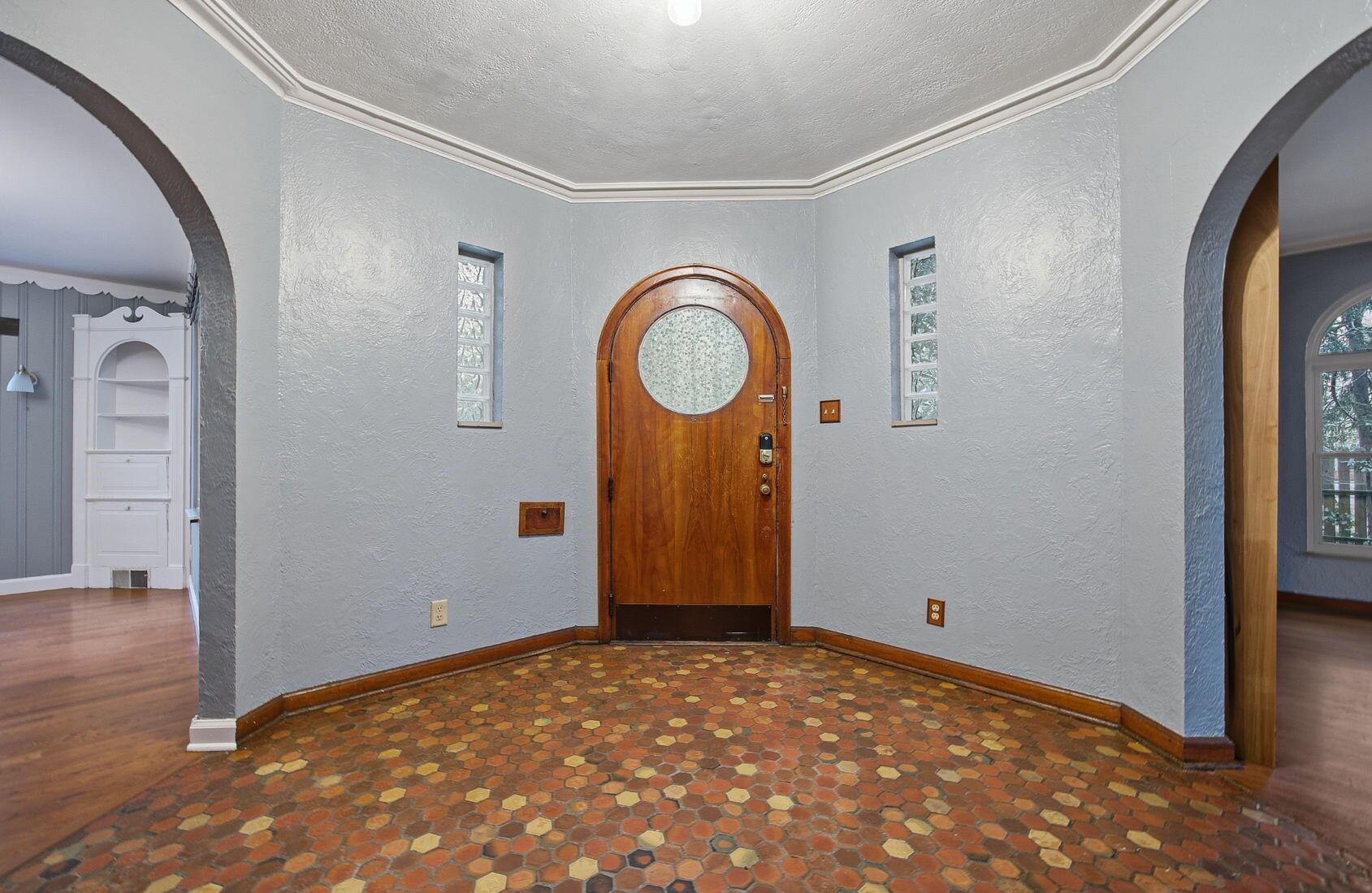 440 North Nelson Road Columbus, OH 43219 - Photo 3 of 77 440 N Nelson foyer