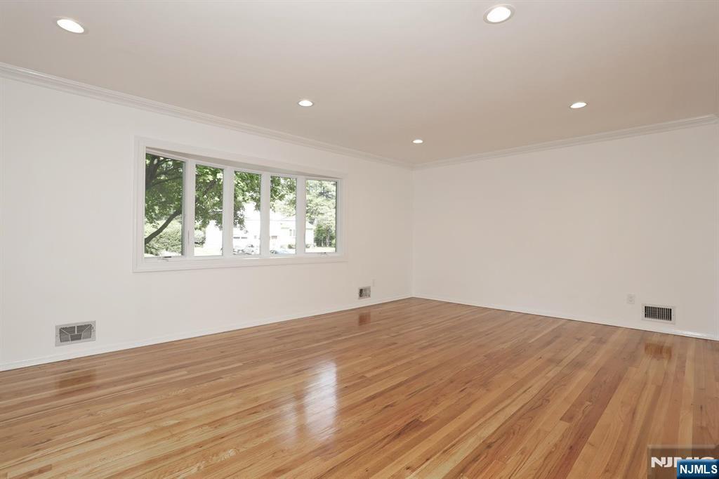 253 Jeffer Street Ridgewood, NJ 07450 - Photo 2 of 20 Gallery Image 2
