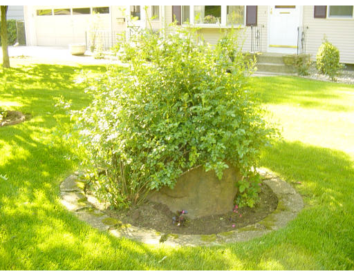 45 Endecott Street Springfield, MA 01118 - Photo 9 of 28 a view of a fountain