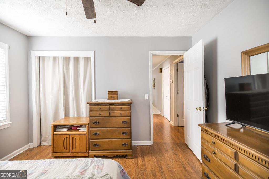 188 Lewis Street Cochran, GA 31014 - Photo 15 of 46 a living room with furniture and a flat screen tv