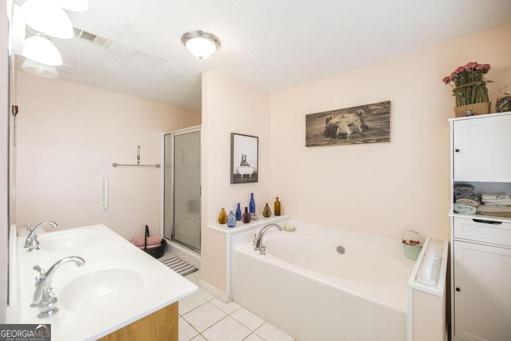188 Lewis Street Cochran, GA 31014 - Photo 20 of 46 a bathroom with a bathtub and a sink
