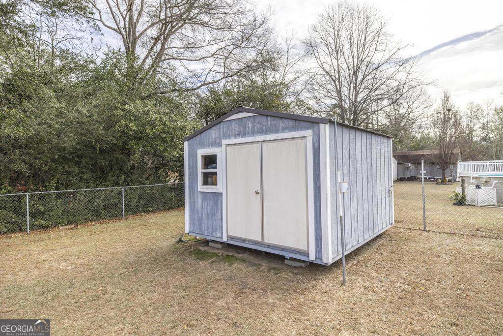 188 Lewis Street Cochran, GA 31014 - Photo 33 of 46 a backyard of a house