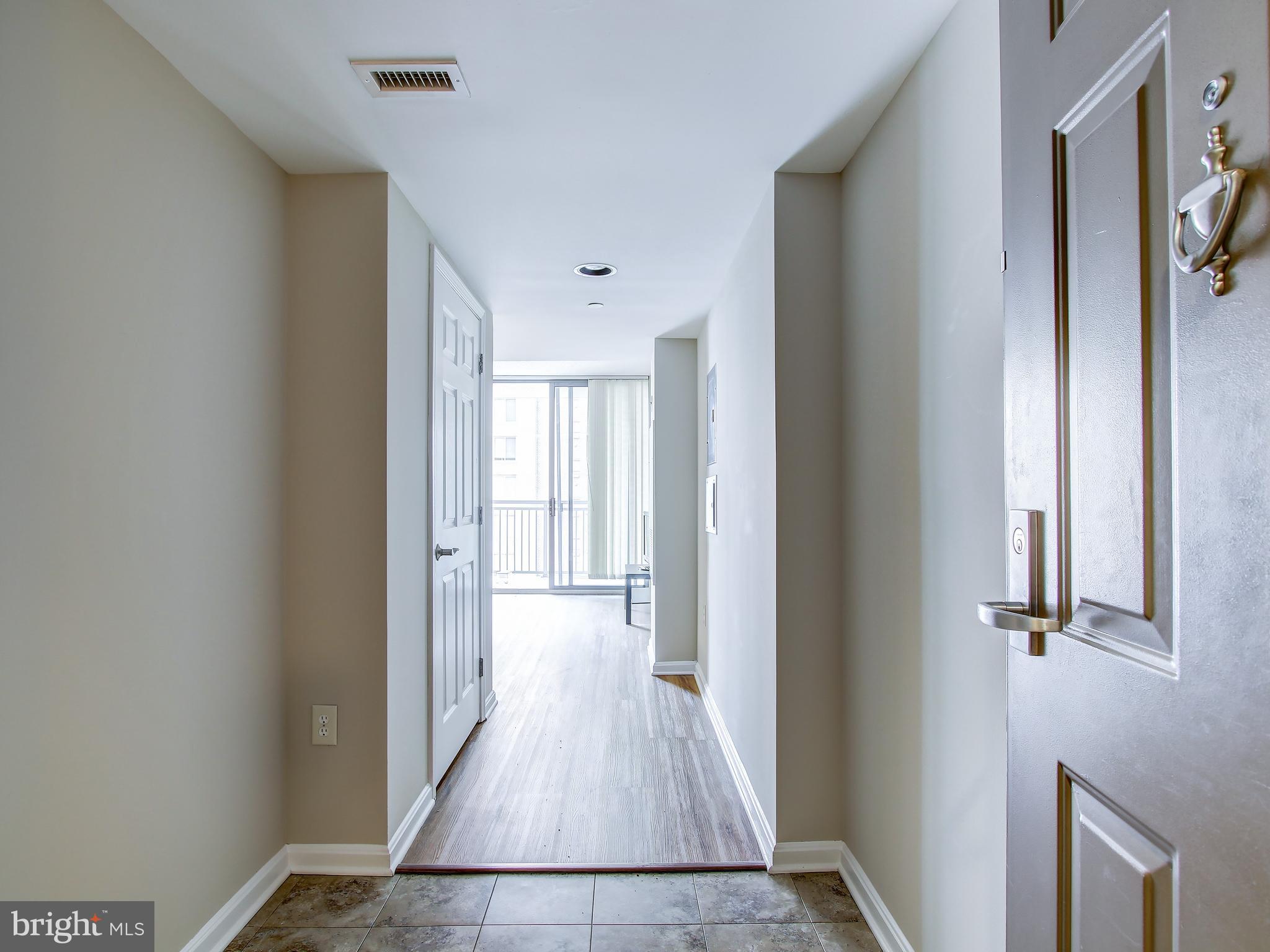 11710 Old Georgetown Road, Unit 903 Rockville, MD 20852 - Photo 2 of 22 Welcoming foyer