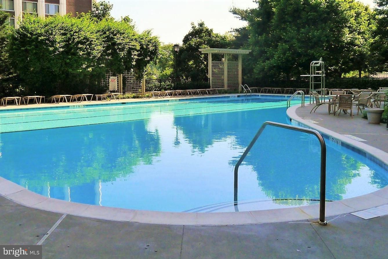 11710 Old Georgetown Road, Unit 903 Rockville, MD 20852 - Photo 22 of 22 Resort style pool