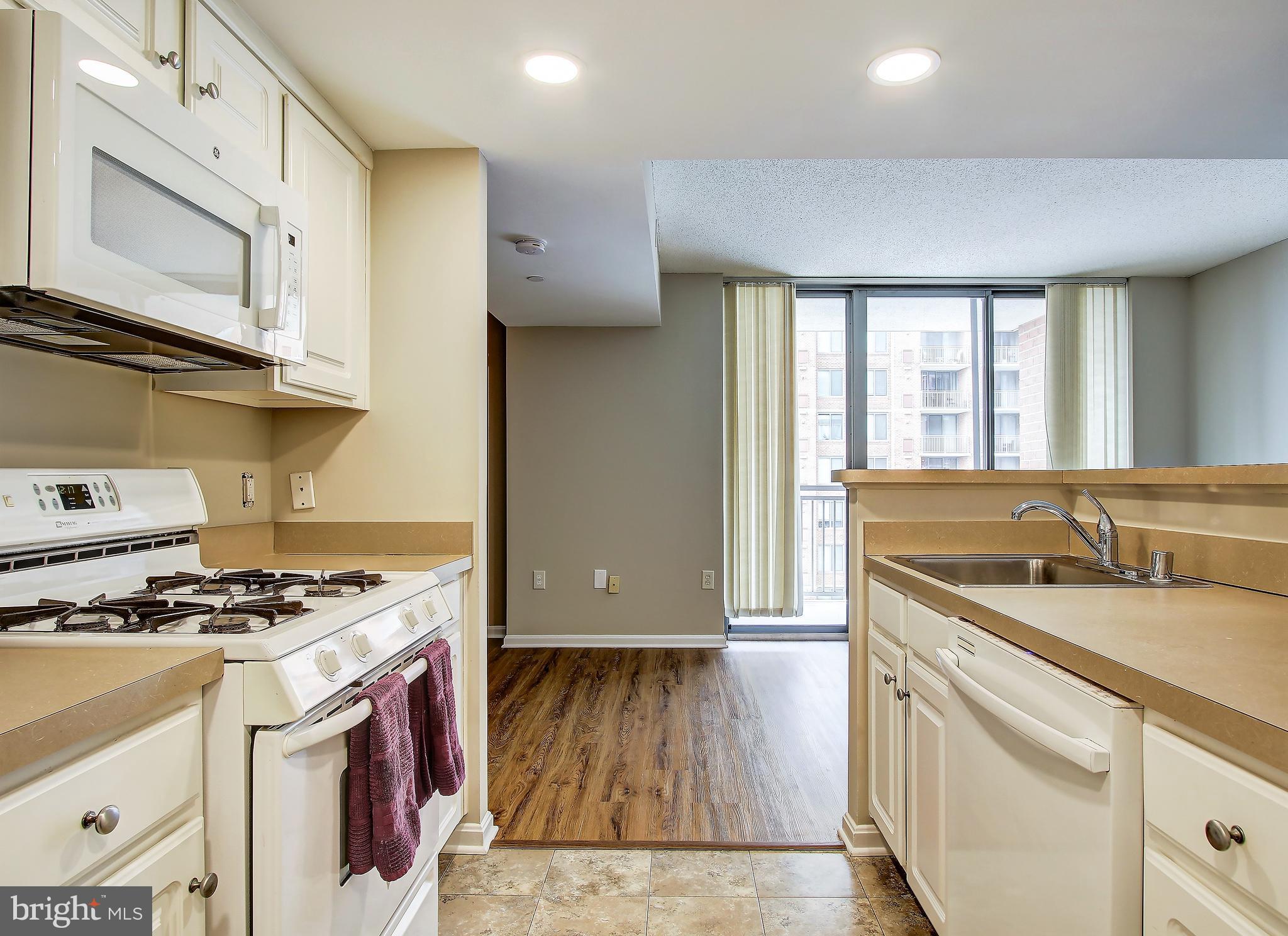 11710 Old Georgetown Road, Unit 903 Rockville, MD 20852 - Photo 10 of 22 New Microwave & Dishwasher