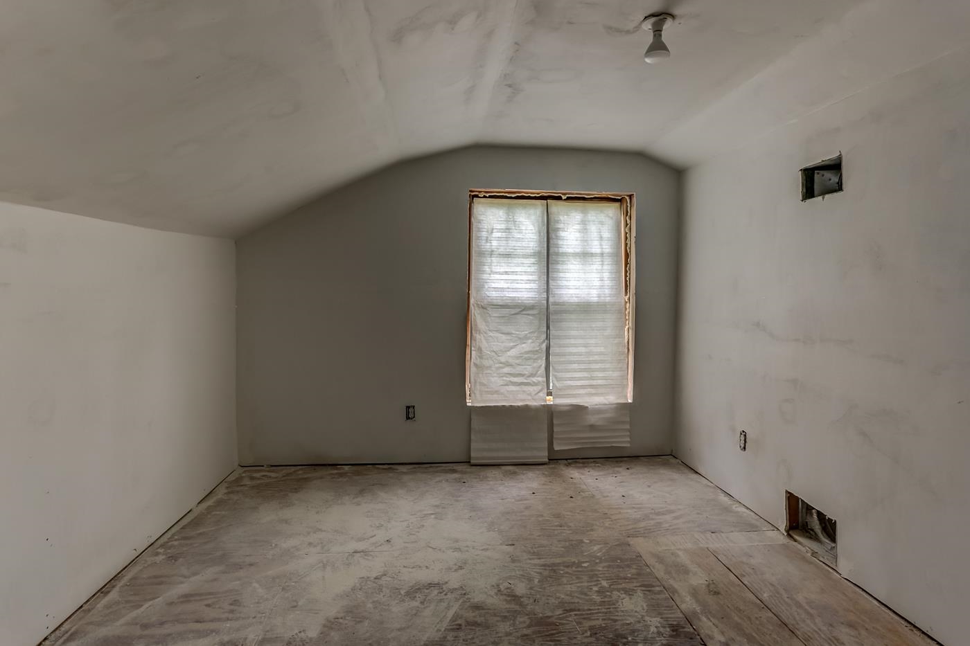 760 Craft Road Memphis, TN 38116 - Photo 20 of 25 an empty room with a empty space and windows