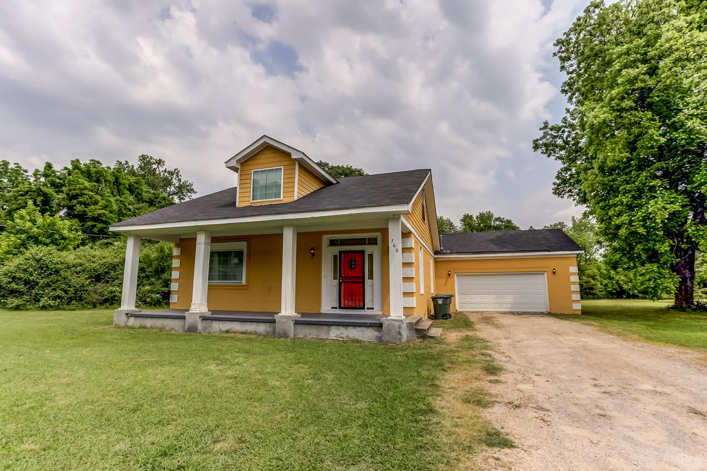 760 Craft Road Memphis, TN 38116 - Photo 2 of 25 a front view of a house with garden